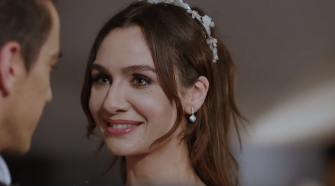 1bölüm: "Nolur bakma öyle başka bir yolu yok mu?"
"Öldürmeyen güçlendirir"

32 bölüm: "Çok güzelsin" 
"Sende çok yakışıklı olmuşsun" 🖤❤ 

#SiyahBeyazAşk #AsFer 
#BirceAkalay #İbrahimÇelikkol