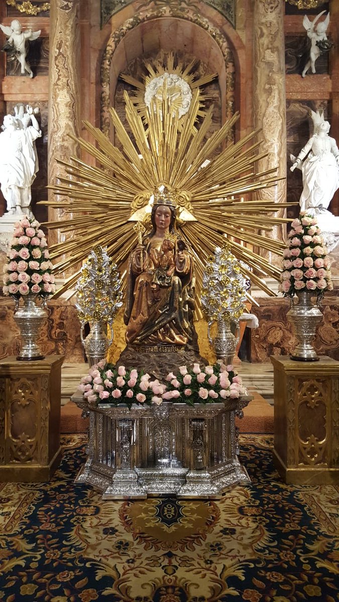 paliodemlga's tweet photo. Colas para el #Besamano a Sta. Maria de la Victoria #CofradíasMLG  #MagnaProcesiónVictoria #GloriasMLG @StaMVictoriaMLG https://t.co/vD2SSJztCR