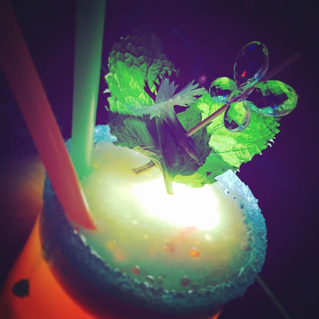 deciBeliusCafe's tweet photo. No te pierdas esta noche en deciBelius todo lo que tenemos para ti. Siempre calidad y variedad como pocas veces habrás visto. Todo tipo de licores, alcoholes y cócteles únicos, con o sin alcohol. 😁👉

#deciBeliusCafe #copas #copa #coctel #cocktail #sevillaeste #bar #felizviernes https://t.co/AbhT1pyMCq
