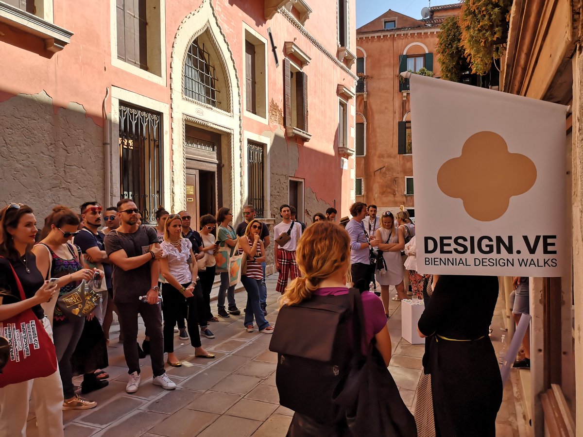 _LuciaSciacca_'s tweet photo. Oggi è venuta a trovarci la community di @igersvenezia: abbiamo visitato insieme la mostra collettiva di #designafterdarwin che ospitiamo a #PalazzoMorosini e alcune altre tappe di https://t.co/HsvxMZRsoS.
Una bellissima passeggiata nel cuore di #Venezia! #designve #designwalk https://t.co/2pi0XndyZH