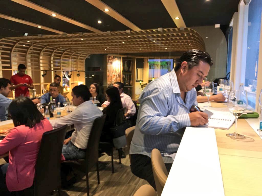 ASM_Peninsula's tweet photo. El día de ayer tuvimos una excelente sesión de los #vinos de #Argentina a cargo del #sommelier @Somm_Toledo en @Castellana_Cun #DiplomadoEnVino #ASMCancun https://t.co/MOy9A06A9W
