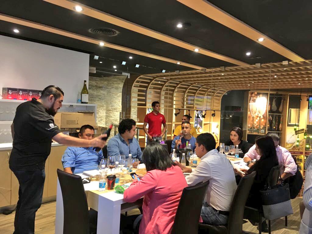 ASM_Peninsula's tweet photo. El día de ayer tuvimos una excelente sesión de los #vinos de #Argentina a cargo del #sommelier @Somm_Toledo en @Castellana_Cun #DiplomadoEnVino #ASMCancun https://t.co/MOy9A06A9W