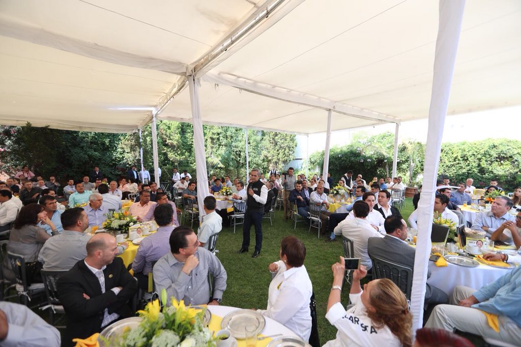 ManceraMiguelMX's tweet photo. Me reuní con los empresarios de #SanLuisPotosí para compartir las propuestas del proyecto del #GobiernoDeCoalición y unir esfuerzos que permitan potenciar la economía local #mm https://t.co/uEpTPdImJK
