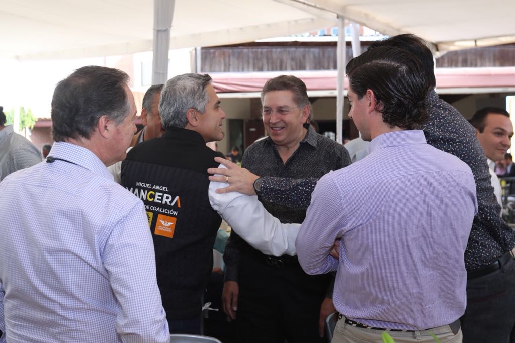 ManceraMiguelMX's tweet photo. Me reuní con los empresarios de #SanLuisPotosí para compartir las propuestas del proyecto del #GobiernoDeCoalición y unir esfuerzos que permitan potenciar la economía local #mm https://t.co/uEpTPdImJK