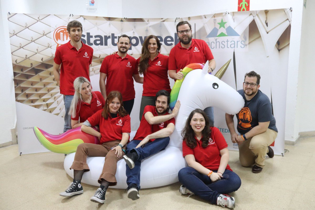 💡Con esta foto de familia damos por finalizada la primera edición de #SevillaWeek Gracias a todos los patrocinadores, colaboradores y ponentes por hacerlo posible!! 👏🏼👏🏼👏🏼 ¡Os esperamos a las 20:00 en <a href="/DrinkaboutSVQ/">Drinkabout Sevilla</a>