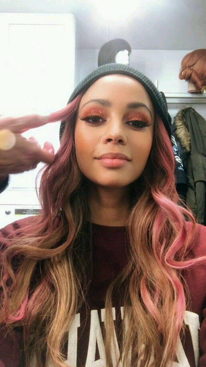 torquuato's tweet image. não sei como a mads ainda não se apaixonou de verdade pela vanessa #FandomSegueFandom