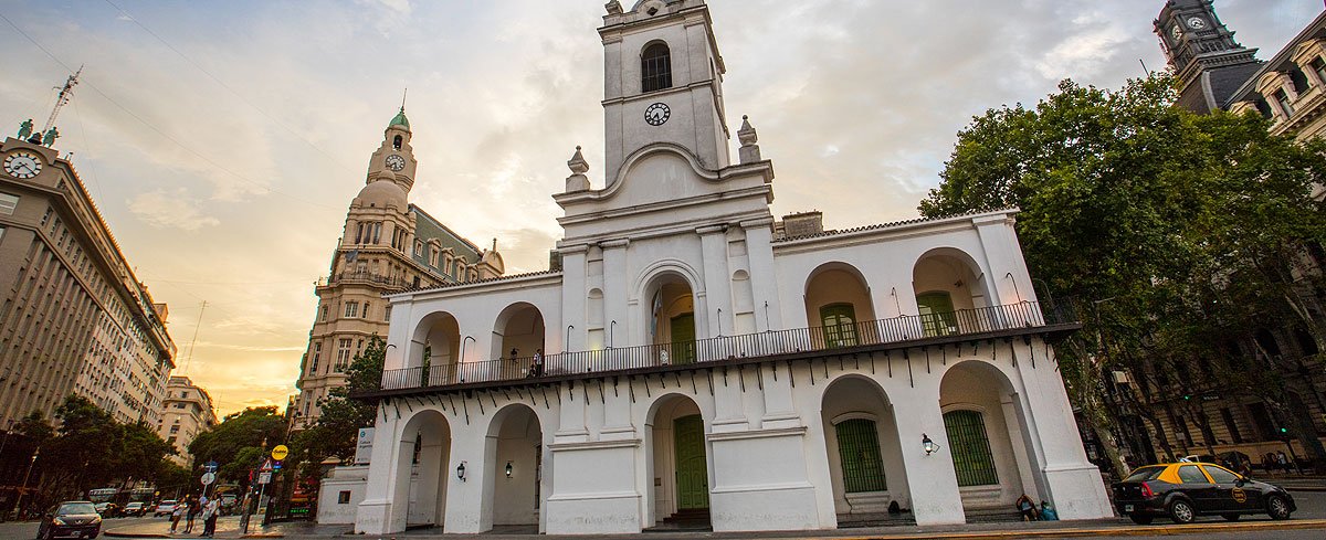 wanderbiketours's tweet photo. El #25deMayo celebramos el Primer Gobierno Patrio, donde decidimos dejar de ser  colonia española. Este fue el primer paso hacia la añorada Independencia de 1816. Y el #Cabildo fue protagonista ya que allí estas decisiones tuvieron lugar. ¡Viva la Patria! https://t.co/ik7uLLTcdk https://t.co/8DspOzNYeL