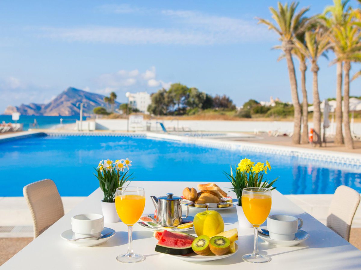 Wist je dat? Spanje een kustlijn heeft van maar liefst 4964 kilometer? Keuze aan stranden genoeg dus. Boek bij ons één van de vele hotels aan de Spaanse kust en geniet van zon, zee, strand!... hervan.be/nl/spanje #Spanje #Vakantie #Zomer