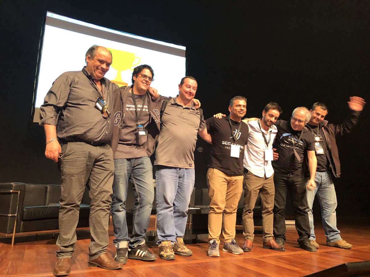 emilianox's tweet photo. Gran cierre en #charruacon2018 , exclente evento!!! https://t.co/TyCeZqKB2J