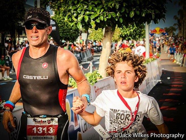patrickams's tweet photo. Mañana miles de finishers sentirán lo que sentimos nosotros al cruzar la meta en nuestra aventura por el Ironman 2016... pura emoción! Foto que me encanta, de un momento especial. El primero nunca se olvida. Mucha suerte mañana a todos los participantes y a disfrutarla de pr… https://t.co/ZQUTp4BJAk