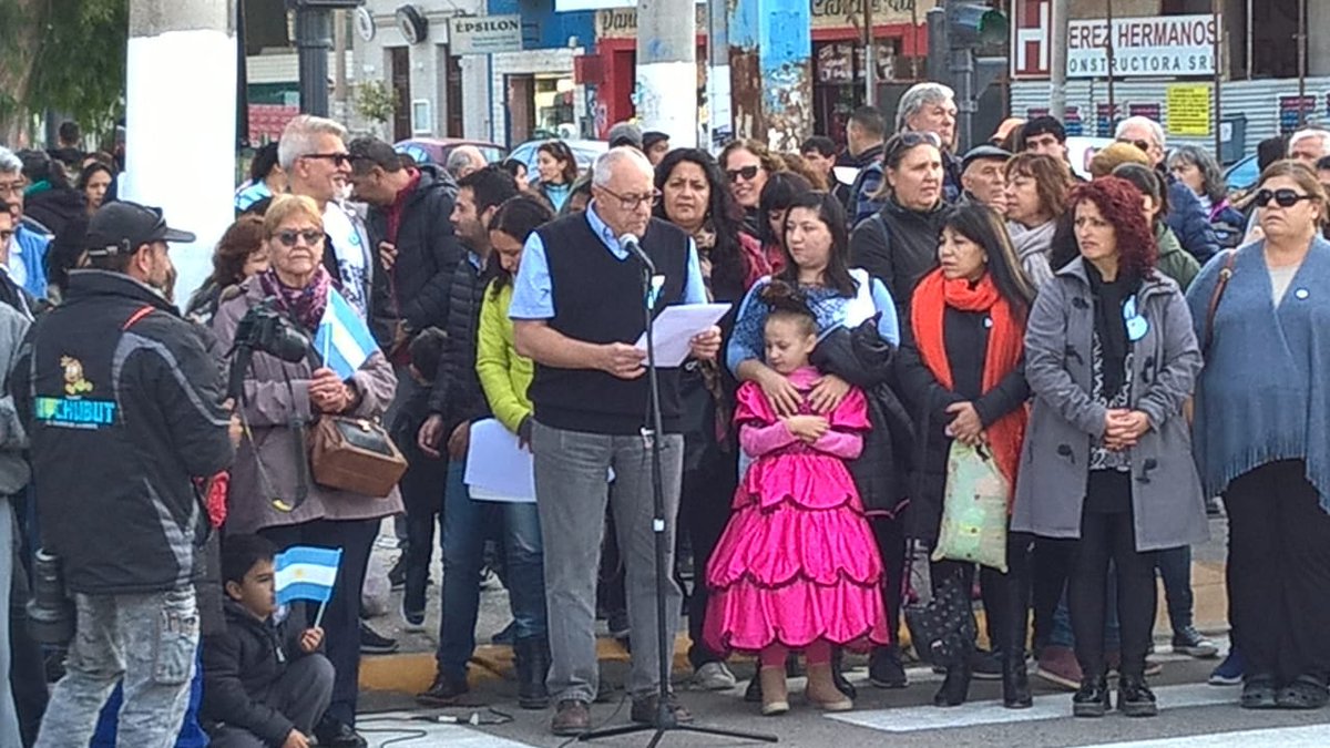 fersando1's tweet image. Traccionado por  docente autoconvocados #Escuela736 Puerto Madryn festejó el 25 de mayo y se vivió una fiesta popular más de tres mil personas participaron.  El Gobierno de Chubut NO Festejó el 25 de Mayo. CHUBUT SI!!!  #EmpoderamientoPopular @MadrynDePie  @pagina12  @ADNsur