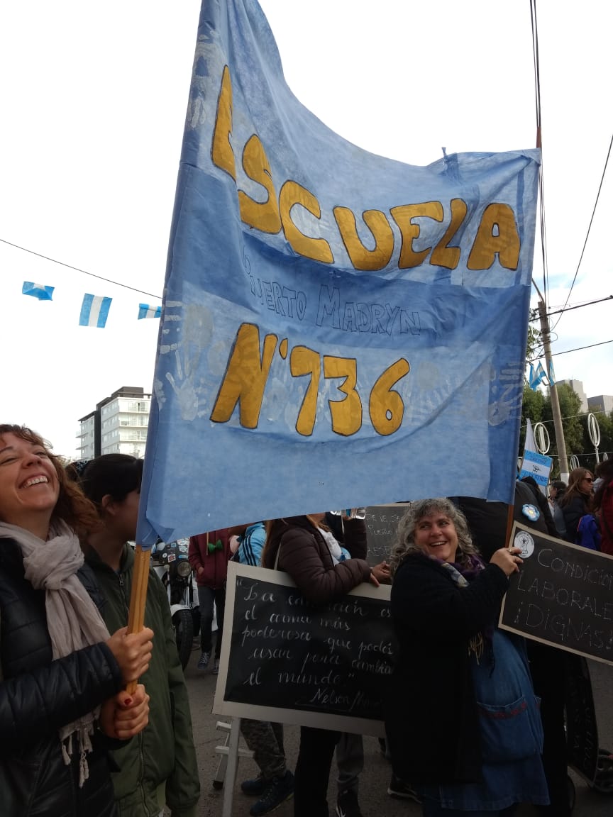 fersando1's tweet image. Traccionado por  docente autoconvocados #Escuela736 Puerto Madryn festejó el 25 de mayo y se vivió una fiesta popular más de tres mil personas participaron.  El Gobierno de Chubut NO Festejó el 25 de Mayo. CHUBUT SI!!!  #EmpoderamientoPopular @MadrynDePie  @pagina12  @ADNsur