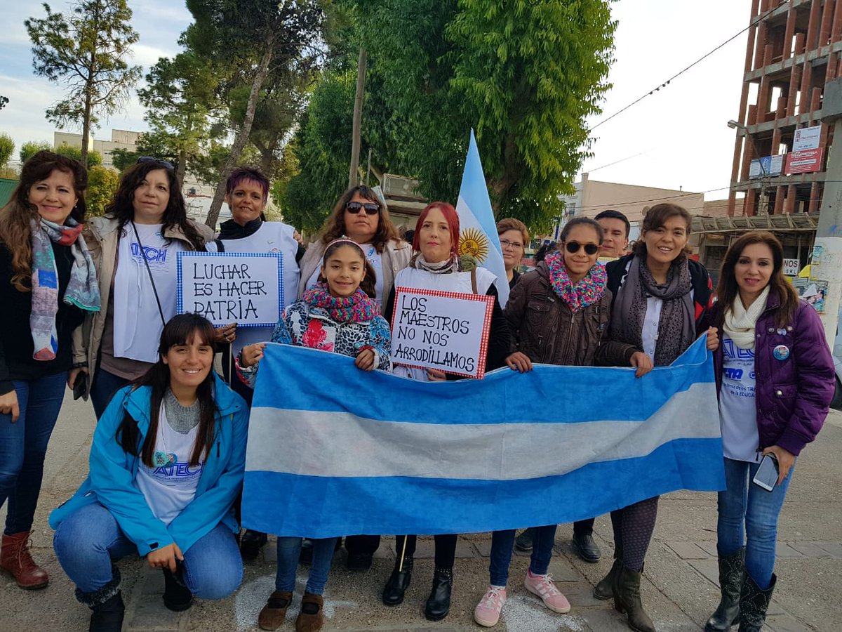 fersando1's tweet image. Traccionado por  docente autoconvocados #Escuela736 Puerto Madryn festejó el 25 de mayo y se vivió una fiesta popular más de tres mil personas participaron.  El Gobierno de Chubut NO Festejó el 25 de Mayo. CHUBUT SI!!!  #EmpoderamientoPopular @MadrynDePie  @pagina12  @ADNsur