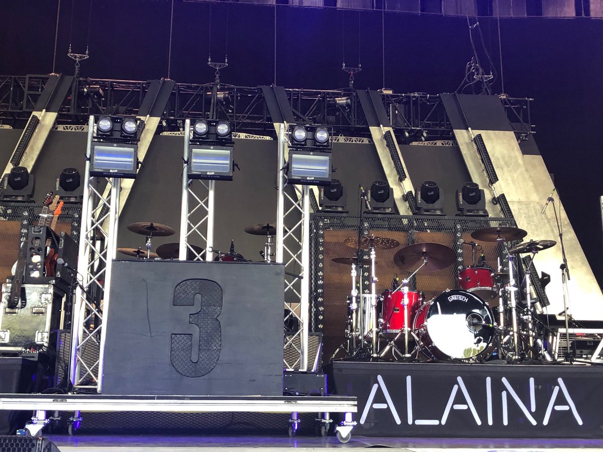 caseyoceans's tweet image. Waiting on Aldean in the pit#awsome