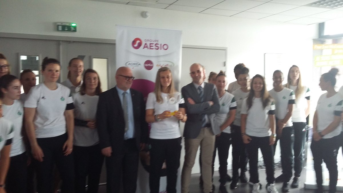Mich67857538's tweet photo. Trophée  de la meilleure joueuse de @ASSE remis ce soir à Candide Berghi par @EoviMcd, partenaire majeur. Félicitations à Candice https://t.co/Tf1Lv47FNc