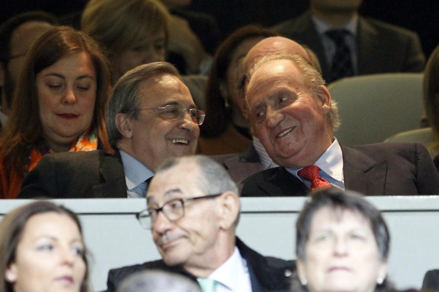 FonsiLoaiza's tweet photo. Florentino y Juan Carlos I presidirán el palco en la final del Real Madrid contra el Liverpool. Los dos mayores ladrones del país. https://t.co/sOjZGQo8b0