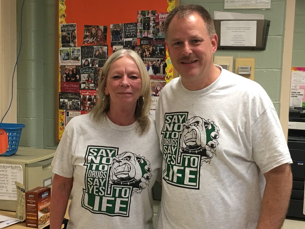 LindenhurstUFSD's tweet photo. Students and Staff of #HardingAvenueES show their support and #SayNoToDrugsSayYesToLife #LUFSD #LookAtLindy #LifeIsBeautiful https://t.co/eL9iZ3NbY1