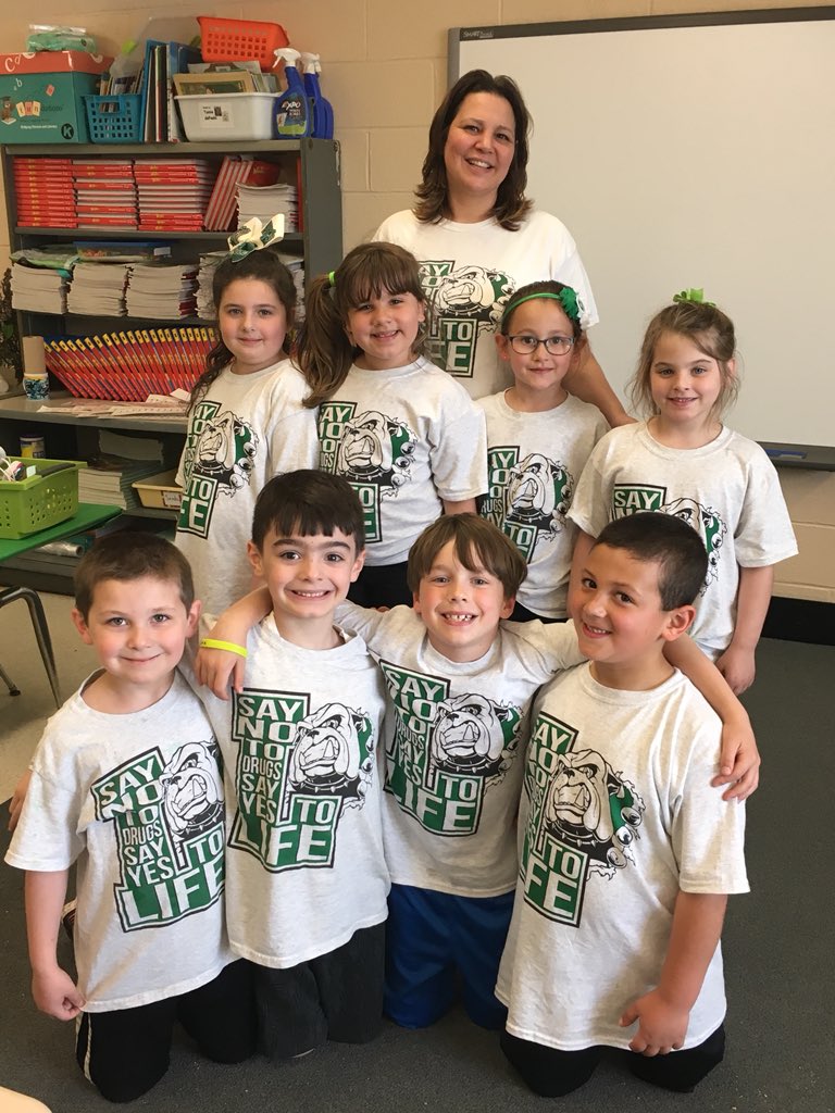 LindenhurstUFSD's tweet photo. Students and Staff of #HardingAvenueES show their support and #SayNoToDrugsSayYesToLife #LUFSD #LookAtLindy #LifeIsBeautiful https://t.co/eL9iZ3NbY1