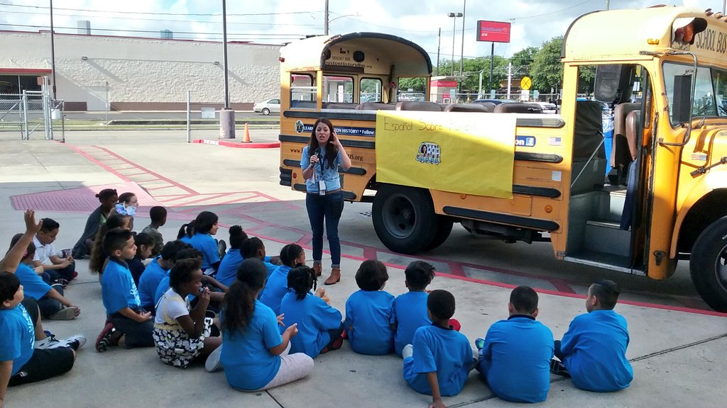 McKinneysHOU's tweet photo. #MartinezElementarySchool learning #SpanishOnWheels and #HoustonHistory on the board the @HOUHistoryBus (Have the #HoustonHistoryBus &amp; @mistermckinney come to YOUR campus!) #RETWEET https://t.co/BAfm0tiPSu
