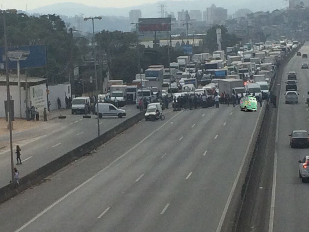 GrandeIrmaoGIB's tweet photo. NOTÍCIA DE ÚLTIMA HORA: CAMPEÃO DO #GIB70 , FILLMORE, ESTÁ PARTICIPANDO DA GREVE DOS CAMINHONEIROS!
"Pô, situação tá até pra mim que sou rico, cara" - diz Fillmore em entrevista.
#GIBNEWS #GIB https://t.co/spBIwjicYT
