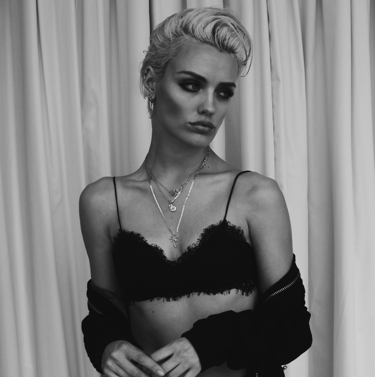 Wallis day hot