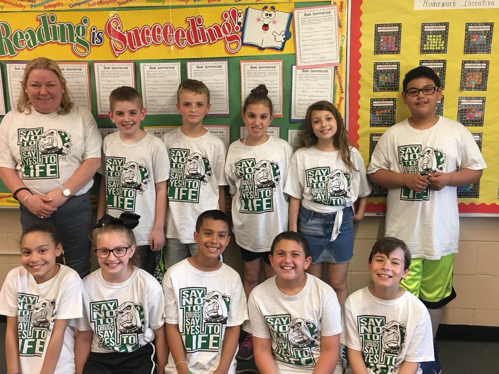 LindenhurstUFSD's tweet photo. Students and Staff of #HardingAvenueES show their support and #SayNoToDrugsSayYesToLife #LUFSD #LookAtLindy #LifeIsBeautiful https://t.co/Fgf7Fn5ucb