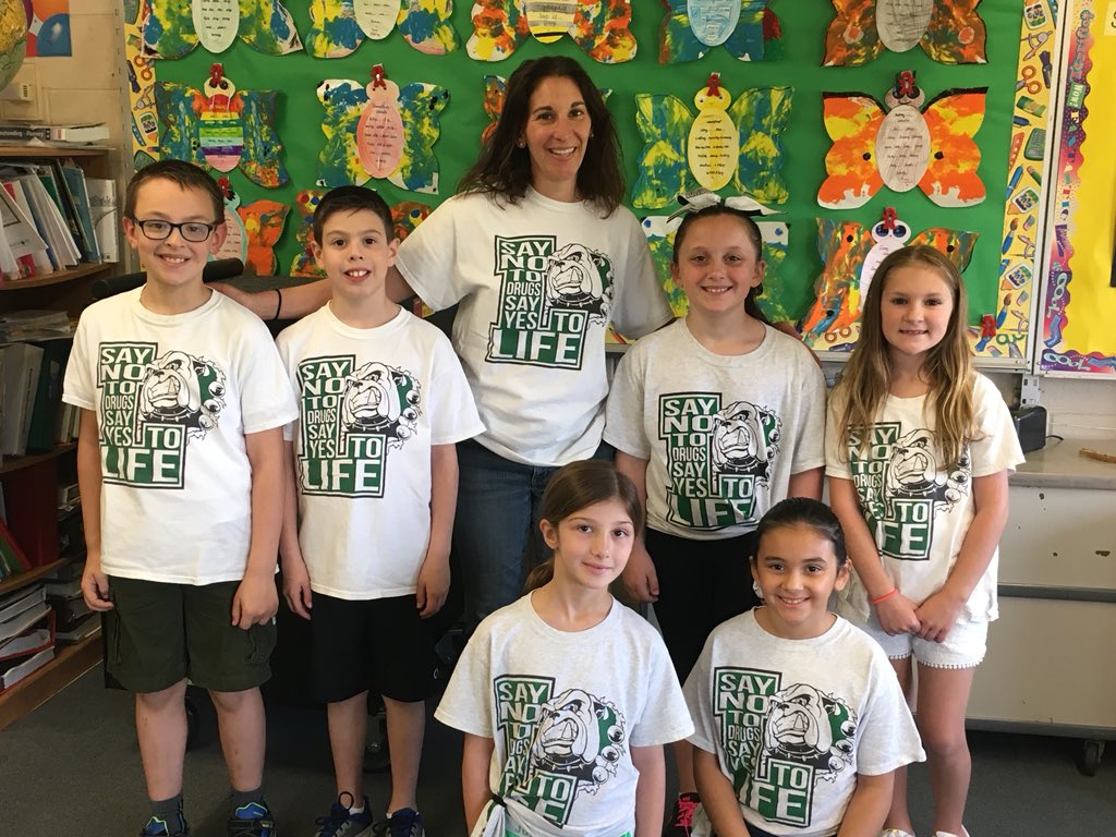 LindenhurstUFSD's tweet photo. Students and Staff of #HardingAvenueES show their support and #SayNoToDrugsSayYesToLife #LUFSD #LookAtLindy #LifeIsBeautiful https://t.co/Fgf7Fn5ucb