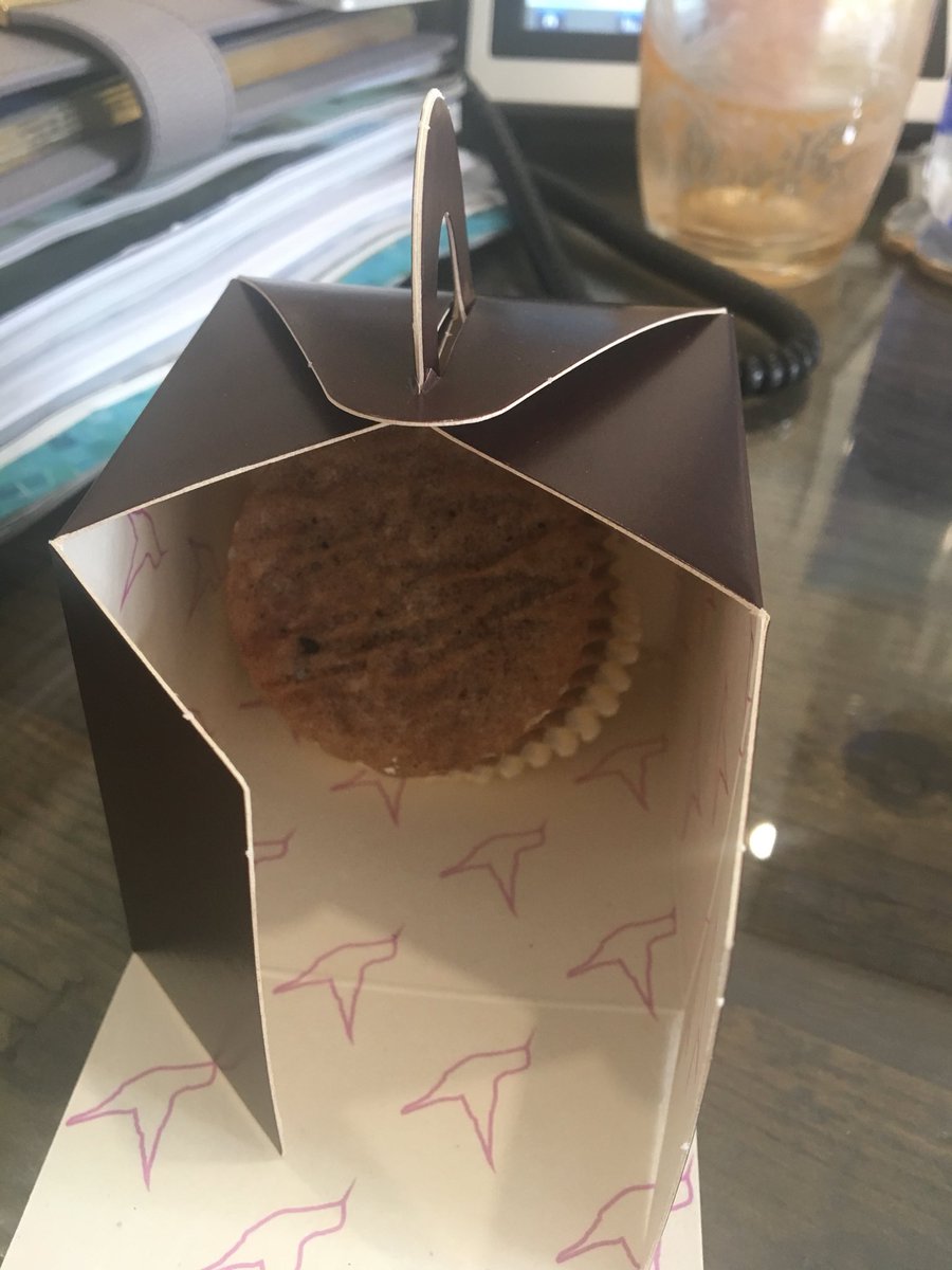 JuliaLPimentel's tweet photo. Top packing &amp; delivery skills @hummingbbakery 👌🏼🙄 I mean why you gotta take out your anger on the red velv like that? https://t.co/FzHAXGAKIf