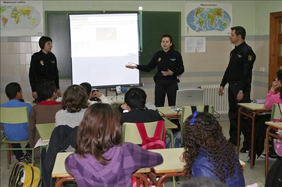 Policía Nacional on Twitter: "¡Está a la vuelta el fin de curso???!  ¡Date prisa! Si quieres que nuestros agentes den algunos consejillos de  #seguridad a tus hij@s de cara a las #vacaciones