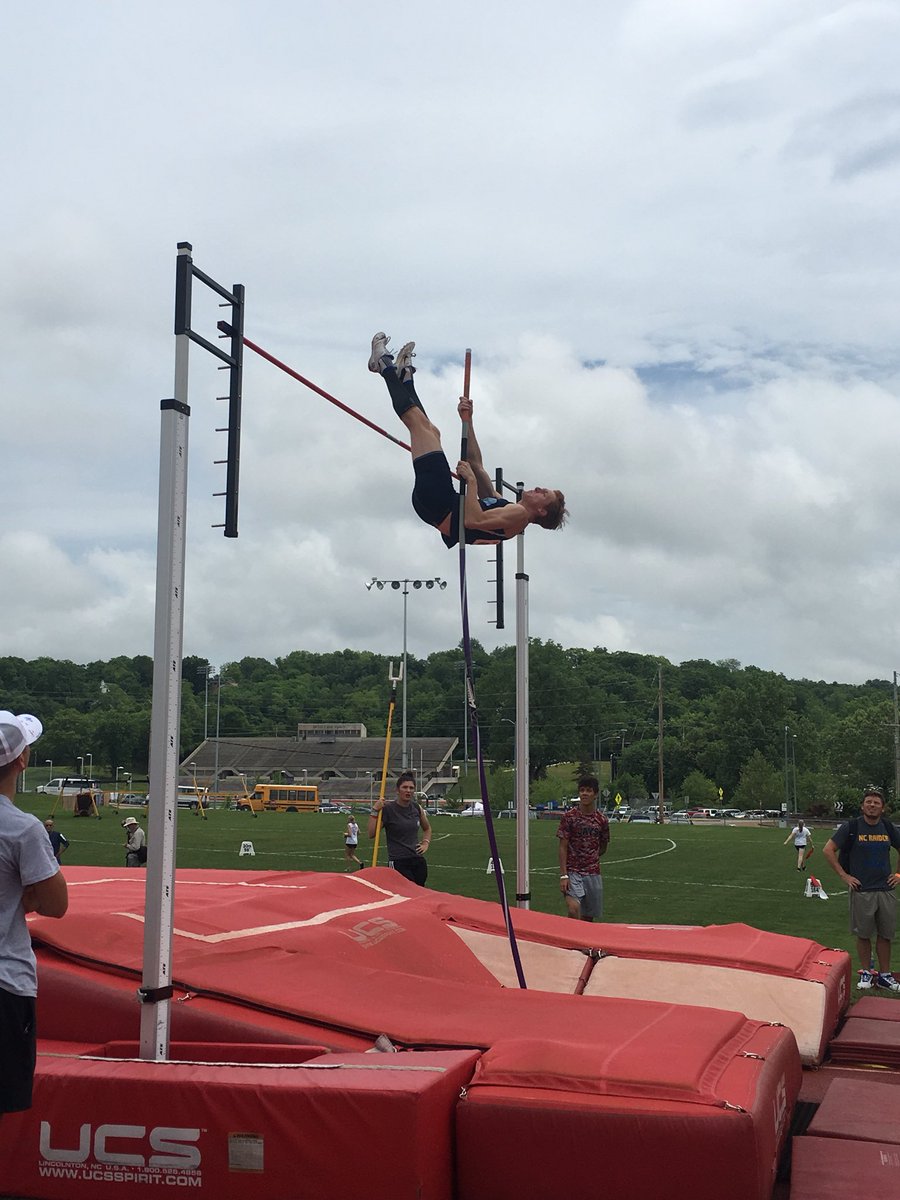 ToltonTrack's tweet image. Jack Loy clears 12’ 6” #stillinit