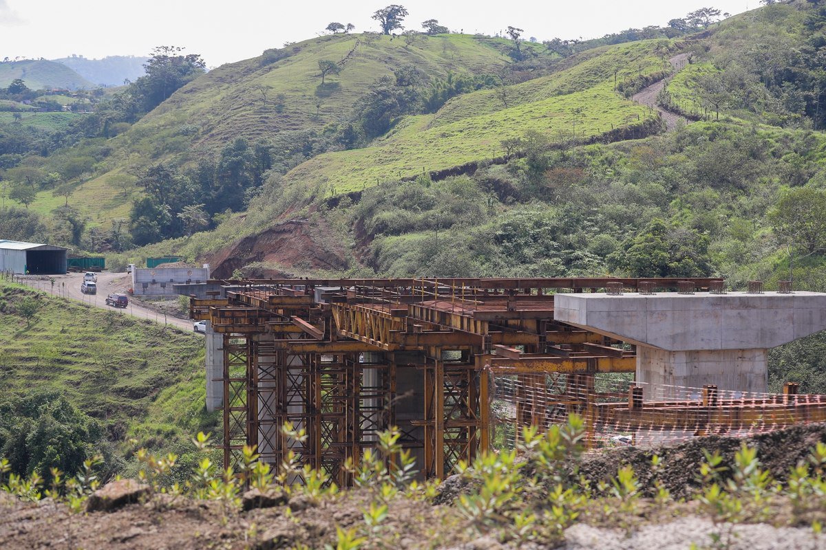 nacion's tweet photo. Visita de jerarca del MOPT a nueva vía a San Carlos deja más dudas que respuestas https://t.co/EWRzYxy4VY https://t.co/KYTllY496W