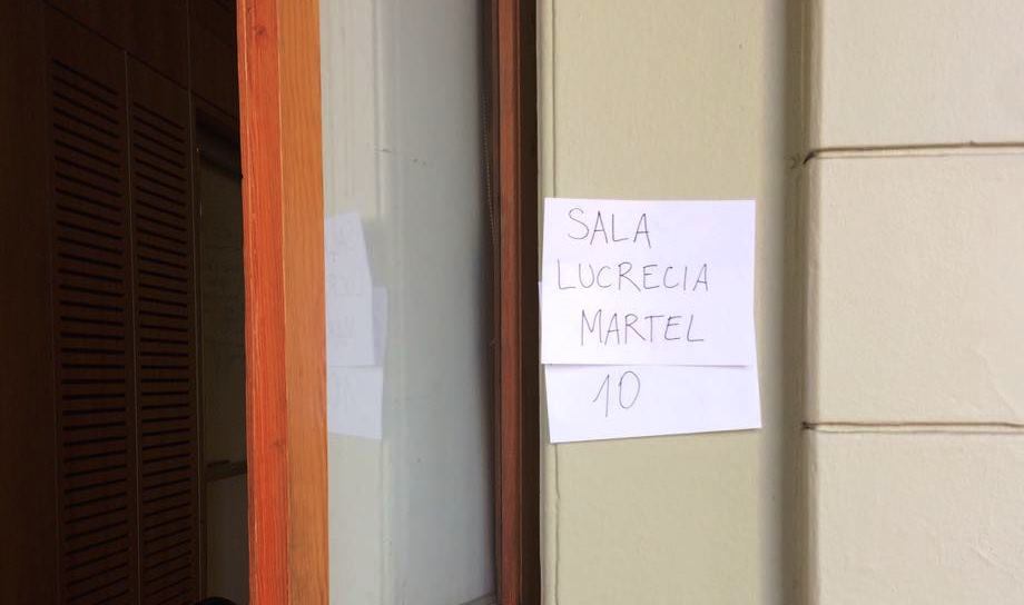 ledezma_x's tweet photo. Y aún más lindo.

Estudiantes en #TomaFeminista UC cambian nombres de salas por el de mujeres históricamente relegadas. https://t.co/zjQrla9Lru https://t.co/v27pBPohXq
