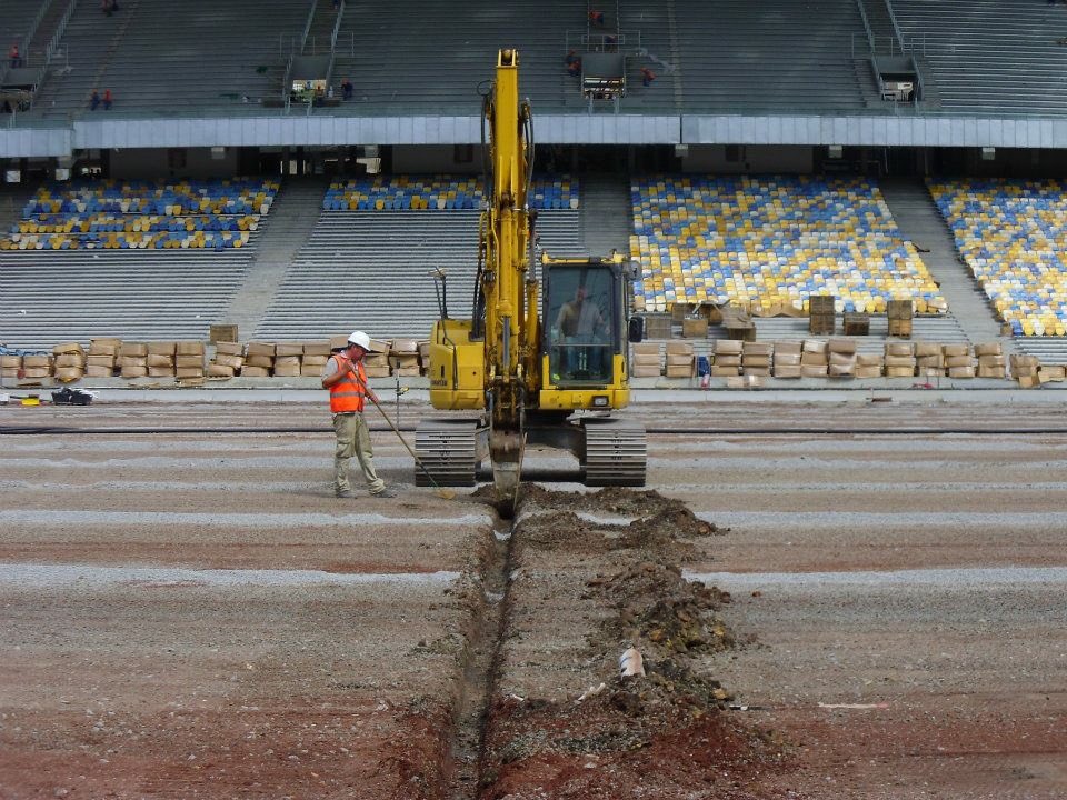 Richard71374641's tweet photo. A lot of time and energy went into the pitch in NSK Kiev Ukraine in 2011 tonight’s venue for UCLVD. Contractors CRL, ENGO, myself working in STRI together with Paul Flanagan and Ian Mcphearson (RIP) as well as Max Kozbin. The quality remains when the price is long forgotten. https://t.co/wvKA9fAx12