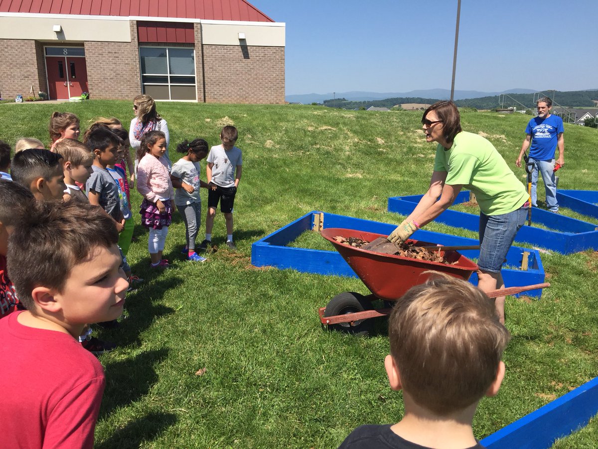 Unicycle1Wheelr's tweet photo. We did that!! Watching @KarenEThomsen put OUR compost into the new school gardens :) the kids were impressed that their food decomposed into soil! And also with the smell haha https://t.co/aZTCW5LlqS