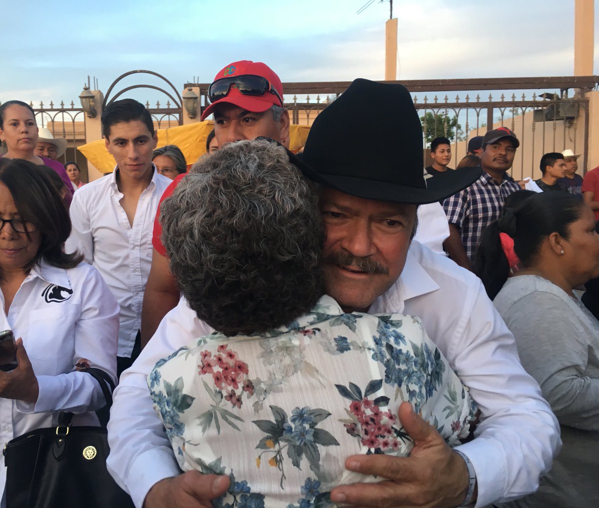 javierruizlove's tweet photo. Este evento fue por y para ustedes, espero que hayan pasado un momento agradable, no tengo palabras para agradecerles todo su apoyo, vamos por el triunfo y vamos juntos. #Ánimo https://t.co/hBvXLNv5qS