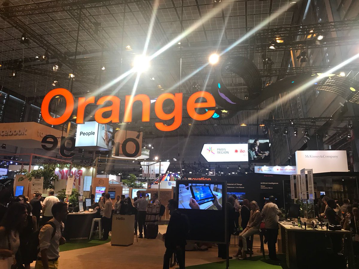 coussinviktor's tweet photo. Plein succès pour le coussin connecté Viktor au @VivaTech avec visite surprise de Janine Langlois-Landier accompagnée de Mme May @orange Ne ratez pas le prochain post, c'est un teasing !
#Viktor @ConcoursLepine https://t.co/7CmND1RmmZ