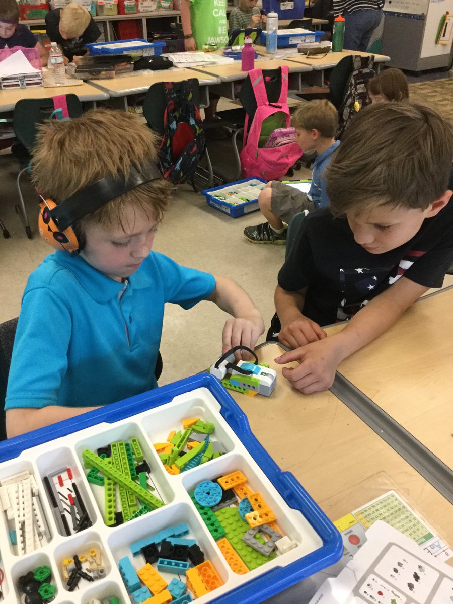 EKirkSTEM's tweet image. Life cycle of the frog LEGO-style! Mrs. Watts’ 2nd graders took a frog through its metamorphosis by redesigning their LEGO WeDo robots and coding them to move. @FRESWarriors #pcpsFRES @MlwWatts #STEM @childengineer