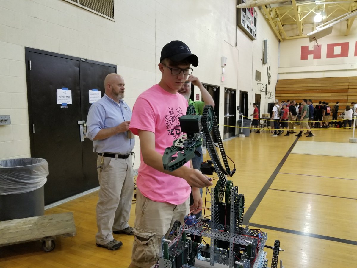 SHSTechClub's tweet photo. Some pictures of our students at ECC Tech Wars yesterday😁 @Mr_Taber1353 @StarpointCSD #onestarpoint https://t.co/g8fDSQRTDh