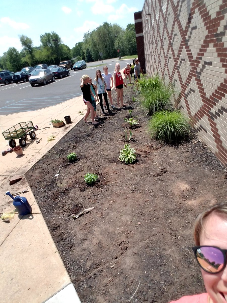 JenWevodau's tweet image. Day 1 of our garden work to celebrate Hayley&apos;s life! Check it out by the gym entrance. Lots of work ahead, but it will be beautiful 💚 #ICTeamConquerors #ICROCKS #SASDpride @SASD_IC