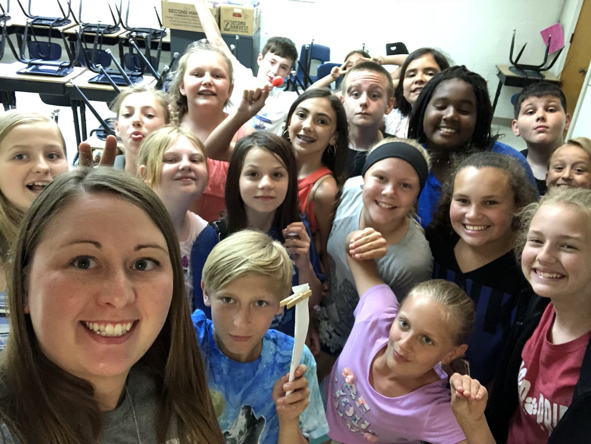MrsHartman2018's tweet photo. Last day of school selfie! #ccr3rocks https://t.co/4IJPhOsG0s