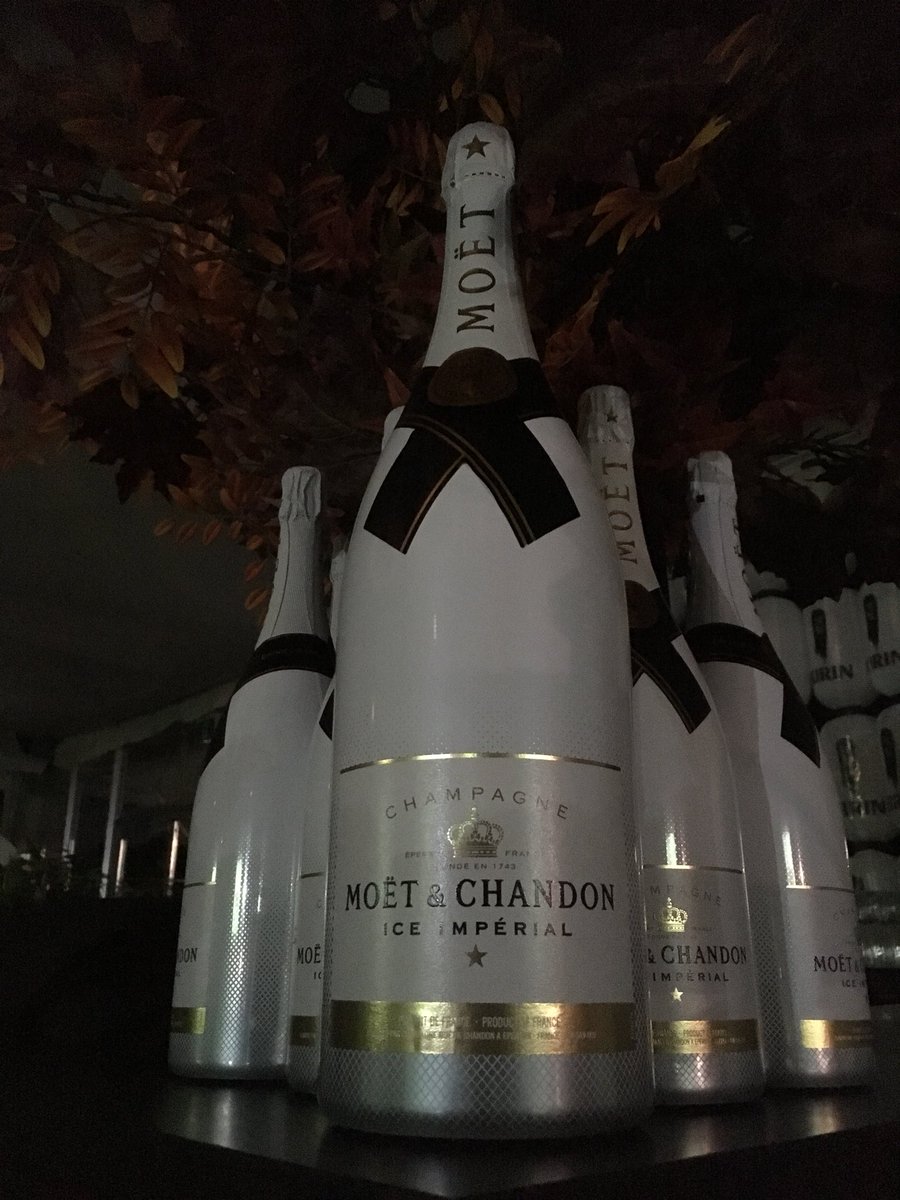 wjpa's tweet photo. It’s #oaksdsay @BrisRacingClub @DoombenRacing and the #birdcage looks sensational for a @MoetUSA #Celebration #bestviewpoint for @racing_qld big #group1 day @RadioTABAus @UBETmedia https://t.co/aMZL57p1eS
