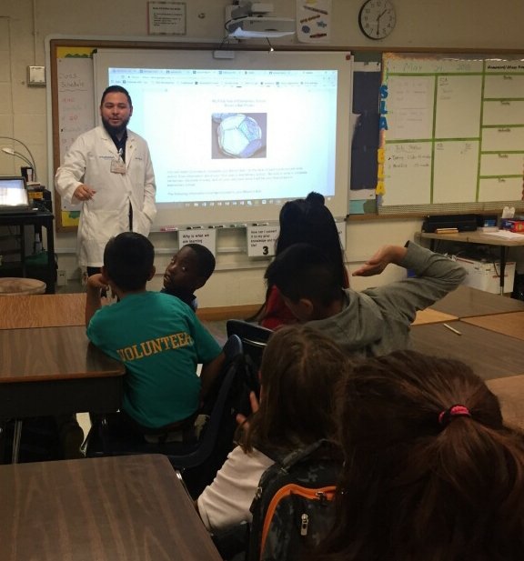 DanDRogersDISD's tweet photo. UT Southwestern Future Doctors Pipeline Program sharing valuable career info w/5th graders. @MRamirezDISD @PersonalizeDISD @dallasschools https://t.co/FegmrONSK0