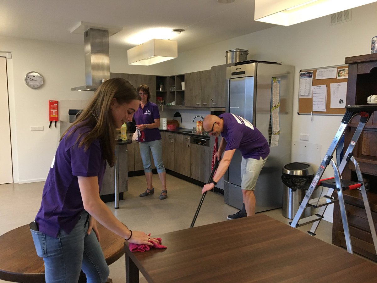 Presentoldebr's tweet image. Bij Veldheem staan er weer vrolijke bloemen in de potten en zijn sommige huiskamers weer wat schoner.