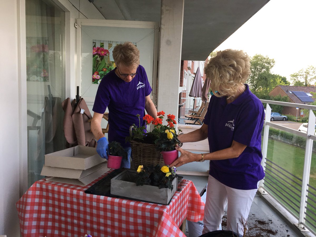 Presentoldebr's tweet image. Bij Veldheem staan er weer vrolijke bloemen in de potten en zijn sommige huiskamers weer wat schoner.
