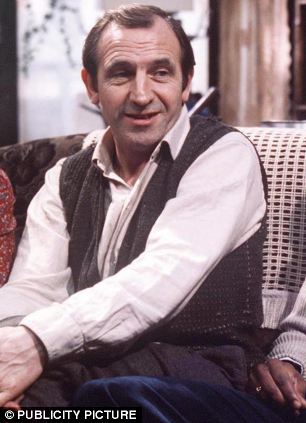 iandr67's tweet image. @GoonersinUSA is it me, or does the new manager resemble Leonard Rossiter from rising damp and Reggie Perrin?! Discuss..#USERQUESTIONS