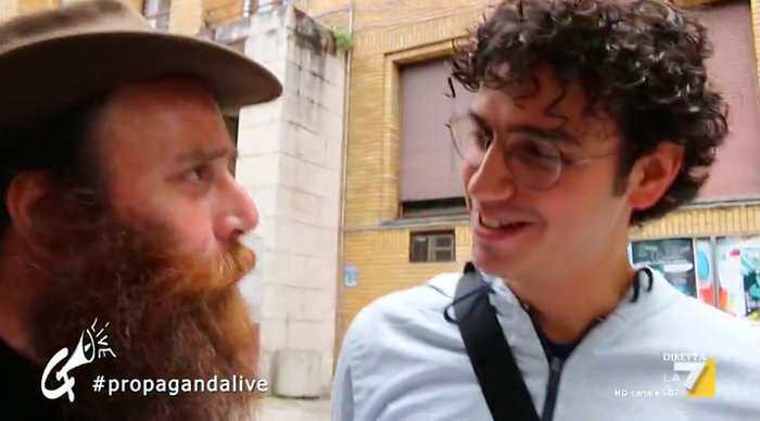 - Ha mai fatto un filmino a un piccione o a un gatto per strada?
- Sì.
- Allora metta: per un periodo documentarista a National Geographic

#propagandalive
