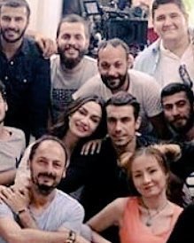 İki fotoğraf arasındaki farkı bulun..
Ya da bulmayın ben söylerim:

Birce'nin İbo'ya doğru bükülen kafası 😍♥️✨

#SiyahBeyazAşk #AsFer
#BirceAkalay #İbrahimÇelikkol