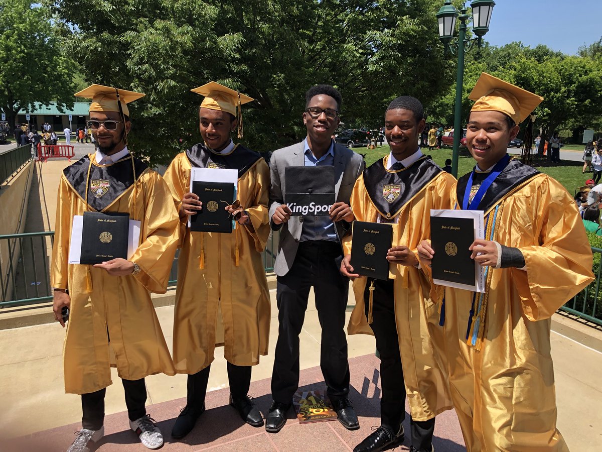 pannchit_'s tweet photo. the end of an era #OxonGrad2k18 #OHHSGrad2k18 https://t.co/73123Alfd2