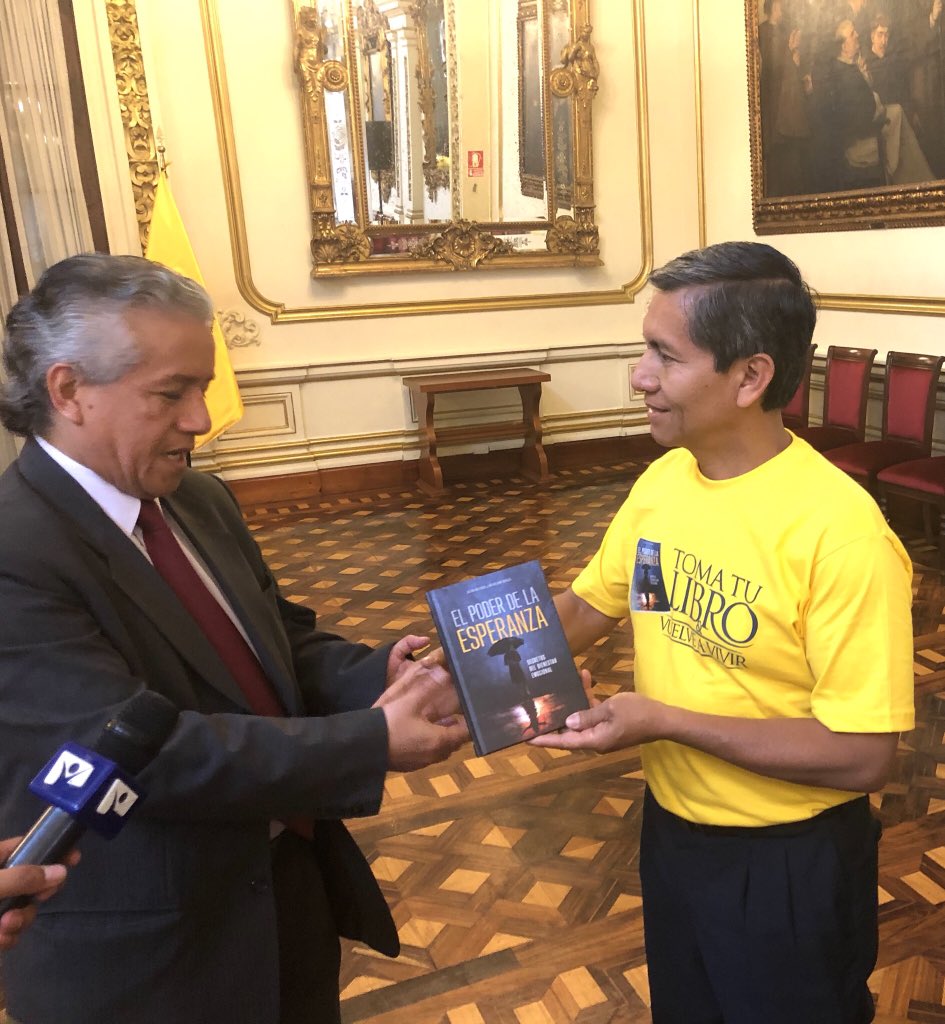AdventistasAPCE's tweet photo. Pr. Juan Saldaña entrega el libro el Poder de la Esperanza al representante del Alcalde de Lima en el Salón Municipal https://t.co/8BVIAxcuCq