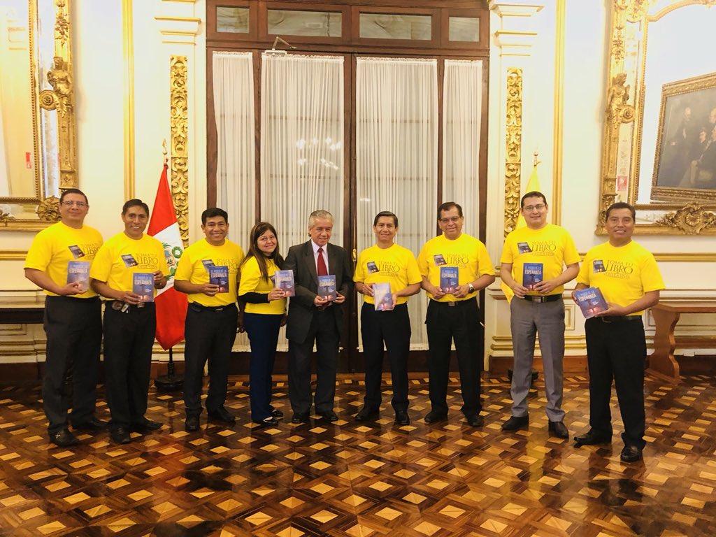 AdventistasAPCE's tweet photo. Pr. Juan Saldaña entrega el libro el Poder de la Esperanza al representante del Alcalde de Lima en el Salón Municipal https://t.co/8BVIAxcuCq